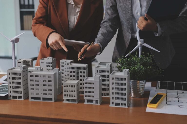 Wie garantiert die Whitefield Real Estate GmbH höchste Qualität, Präzision und Termintreue auf der Baustelle?