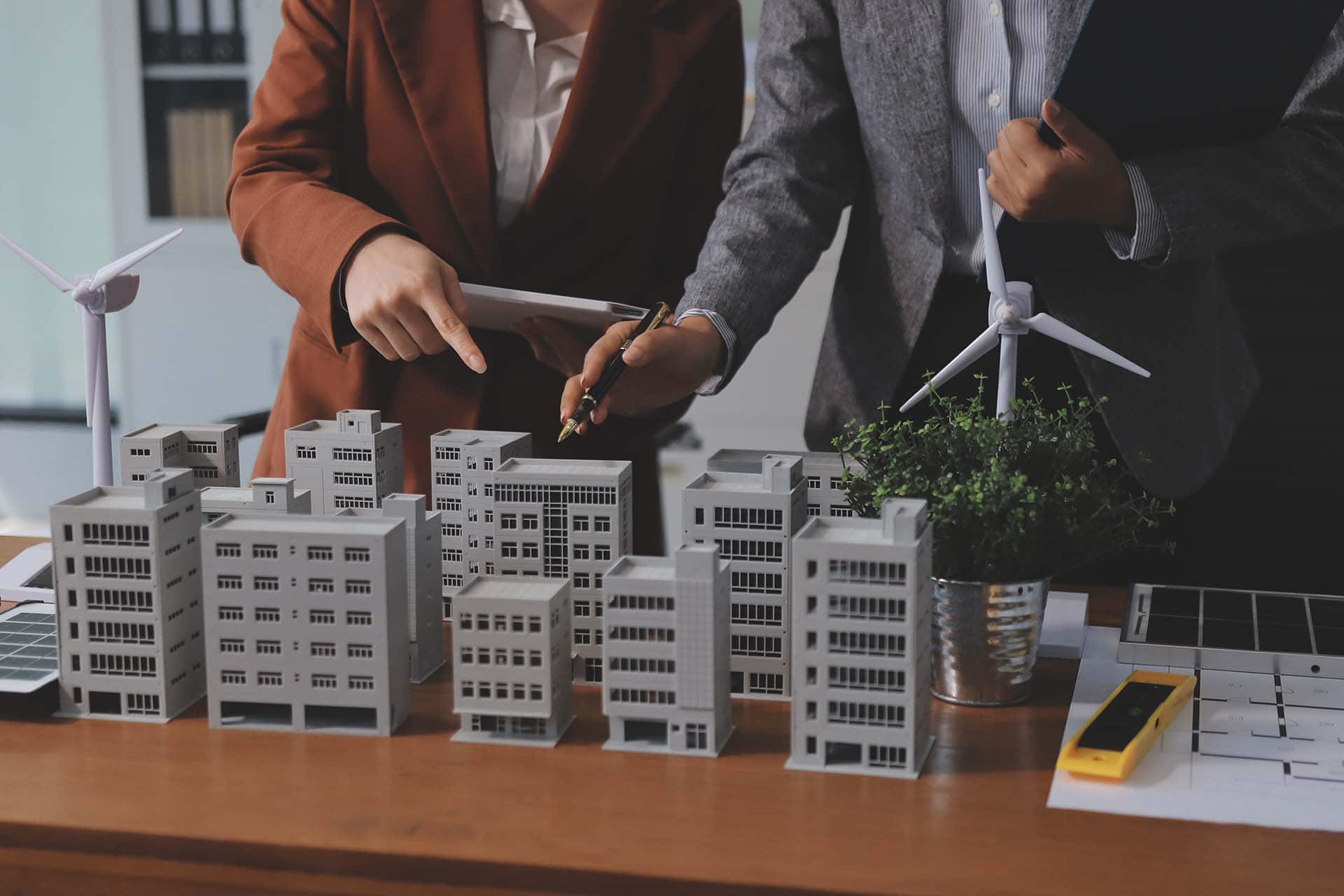 Wie garantiert die Whitefield Real Estate GmbH höchste Qualität, Präzision und Termintreue auf der Baustelle?